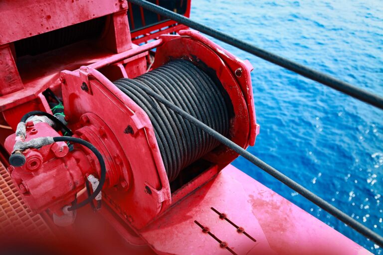 Nahaufnahme einer hydraulischen Seilwinde auf einem Schiff