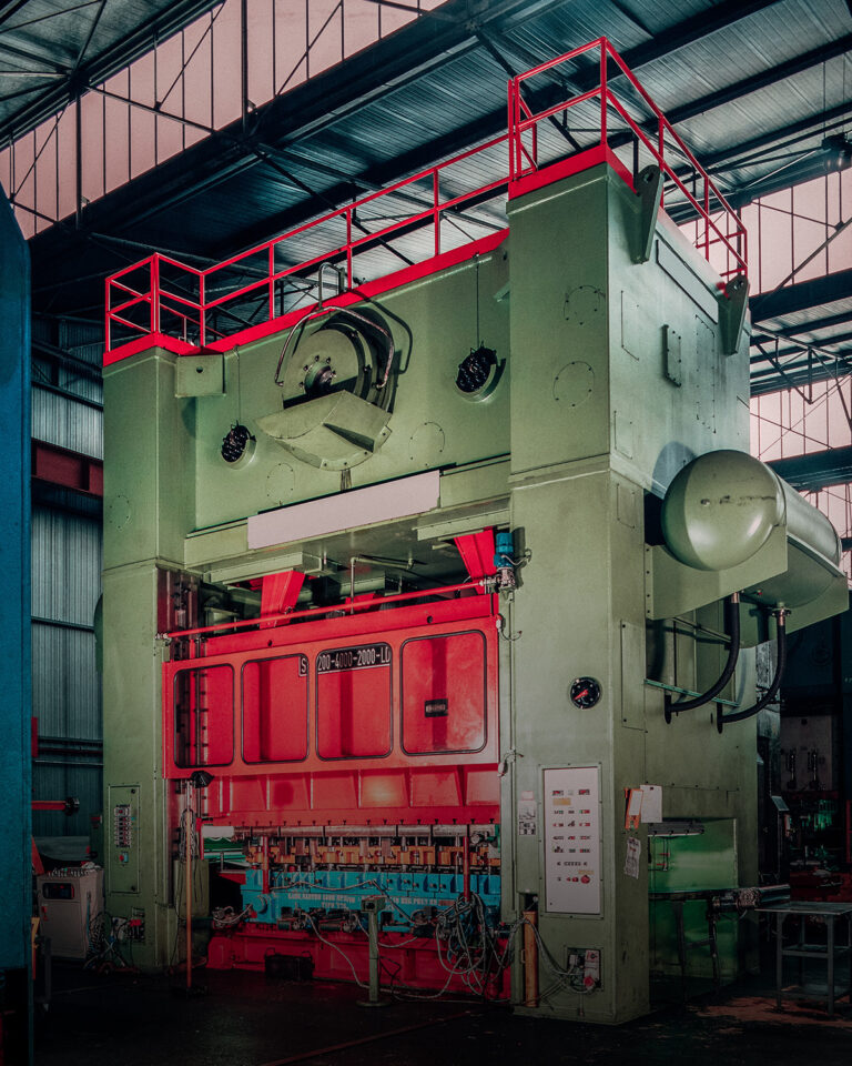 Hydraulik-Presse in einem Fabrikgebäude zur Formung von Metall und Blech
