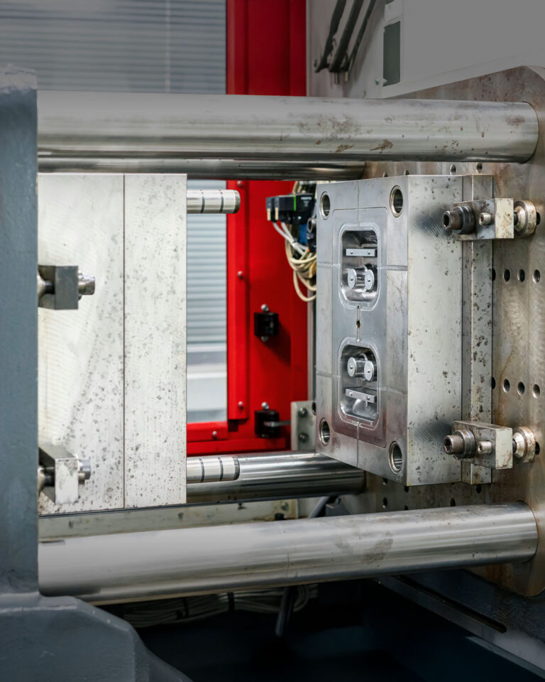 Nahaufnahme einer Hydraulischen Spritzgussmaschine