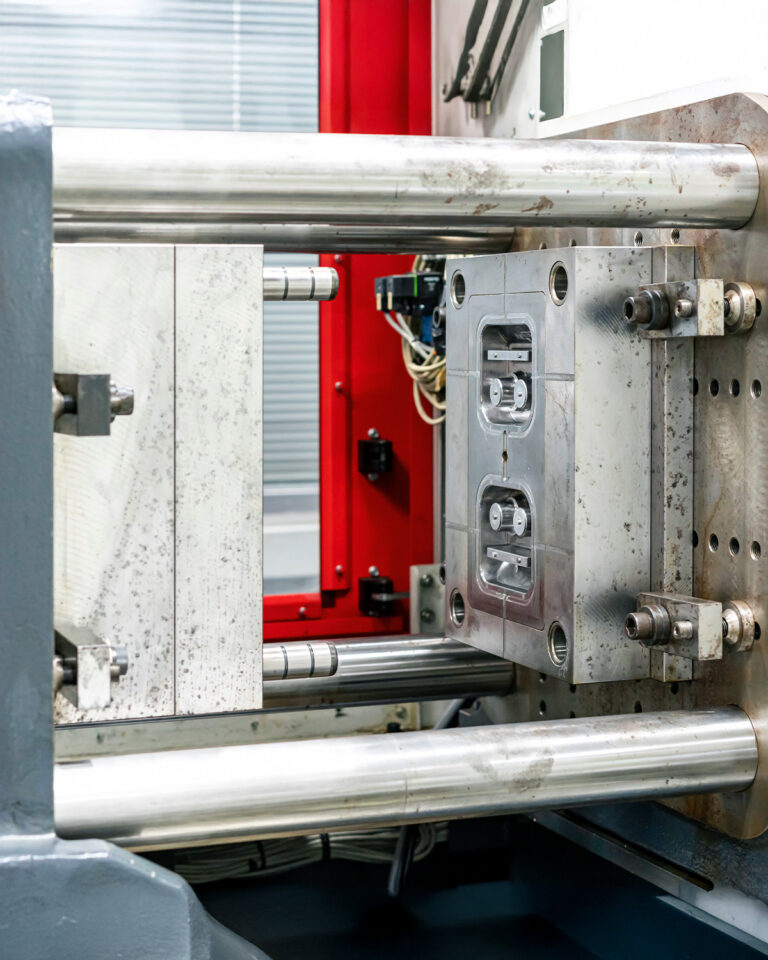 Nahaufnahme einer Hydraulischen Spritzgussmaschine