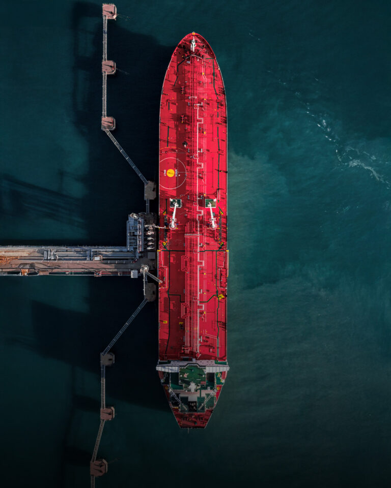 ein Frachtschiff wird von Hydraulischen Ladekränen entladen