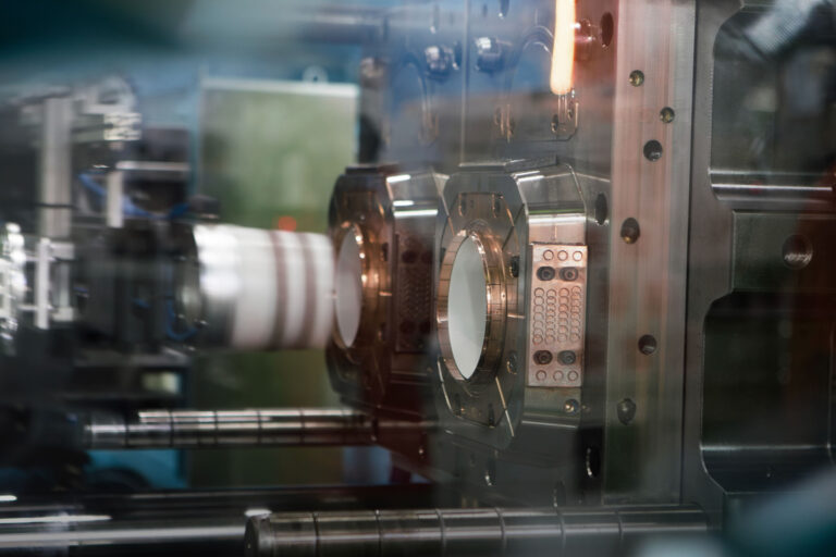 Nahaufnahme einer Hydraulisch geöffnete Form einer Spritzgussmaschine