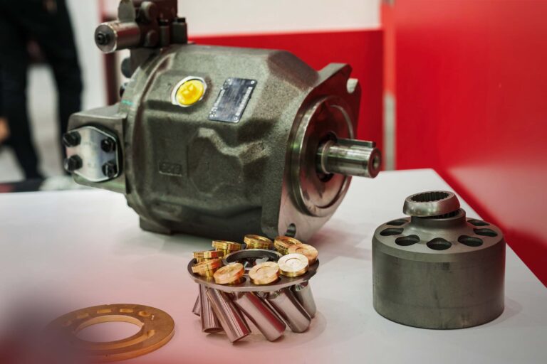 Nahaufnahme eines auseinander-gebauten hydraulischen Teils