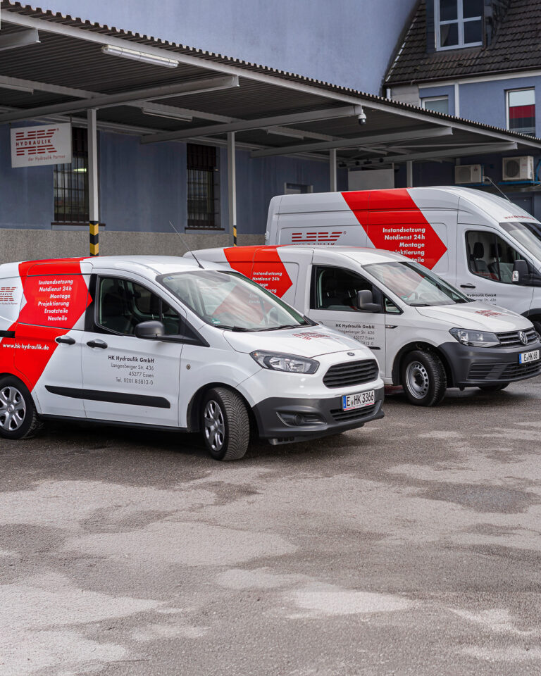 Autos von HK Hydraulik vor dem Gebäude