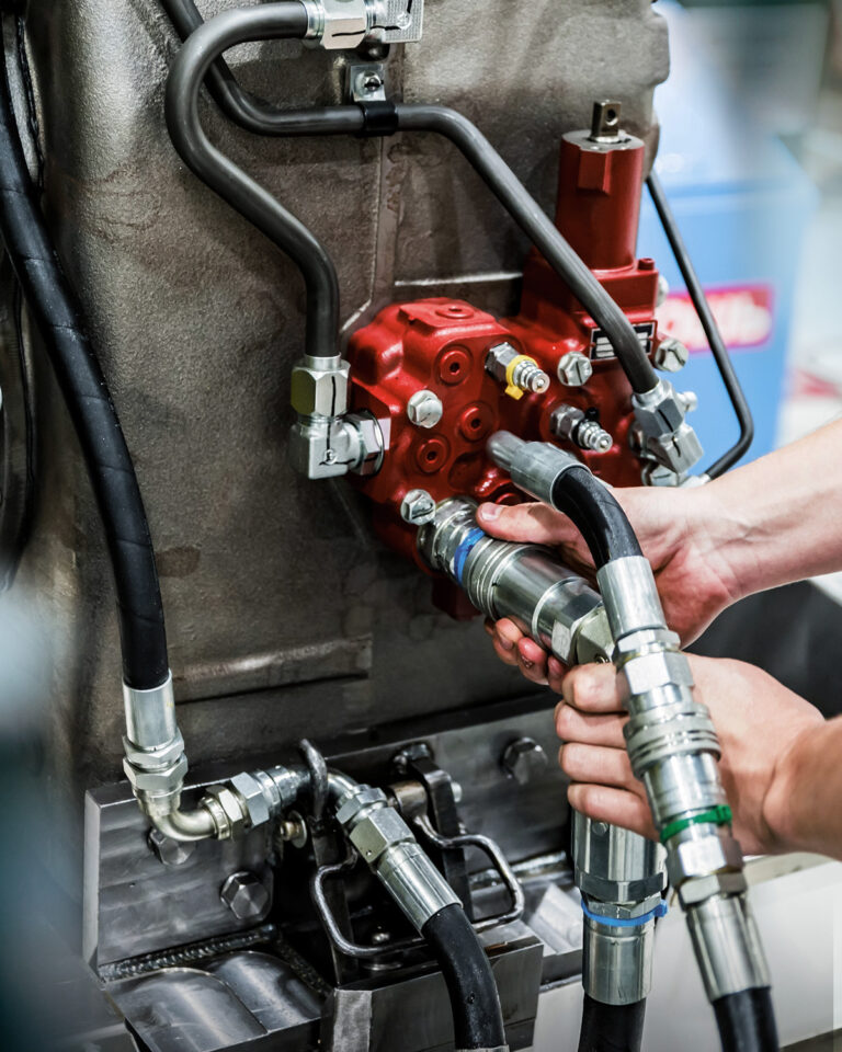 Anschluss eines Rohrs für Hydraulikfluide an ein Hydrauliksystem