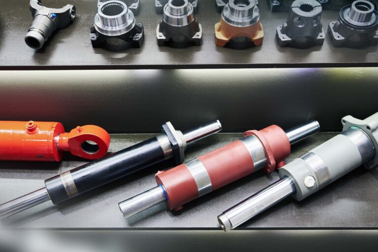 Mehrere Hydraulische Zylinder liegen nebeneinander