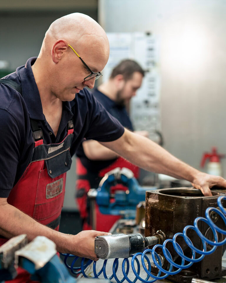 HK Hydraulik Mitarbeiter repariert Liebherr Hydraulikpumpe