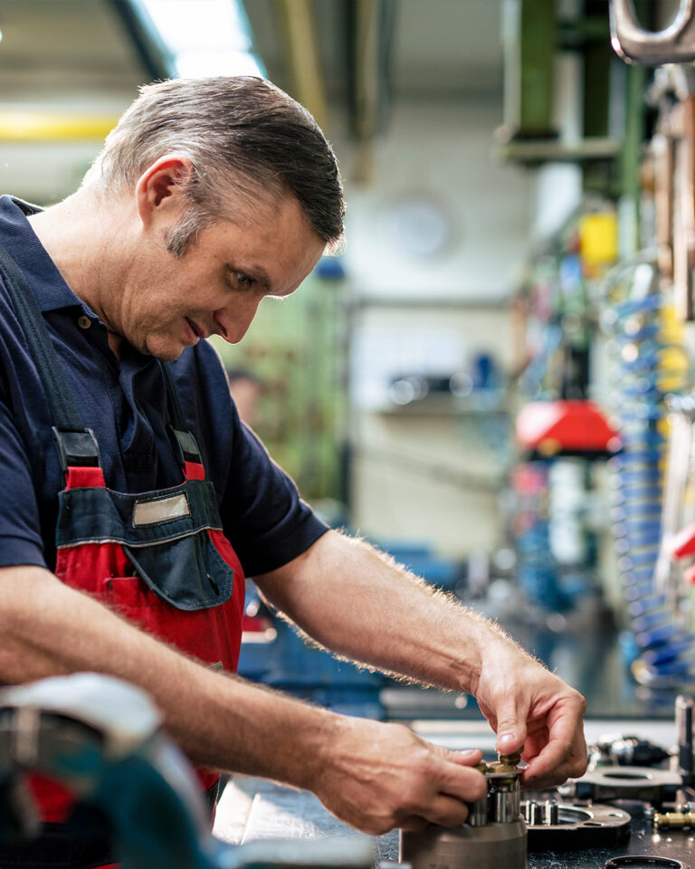 HK Hydraulik Mitarbeiter repariert Sauer Danfoss Hydraulikpumpe