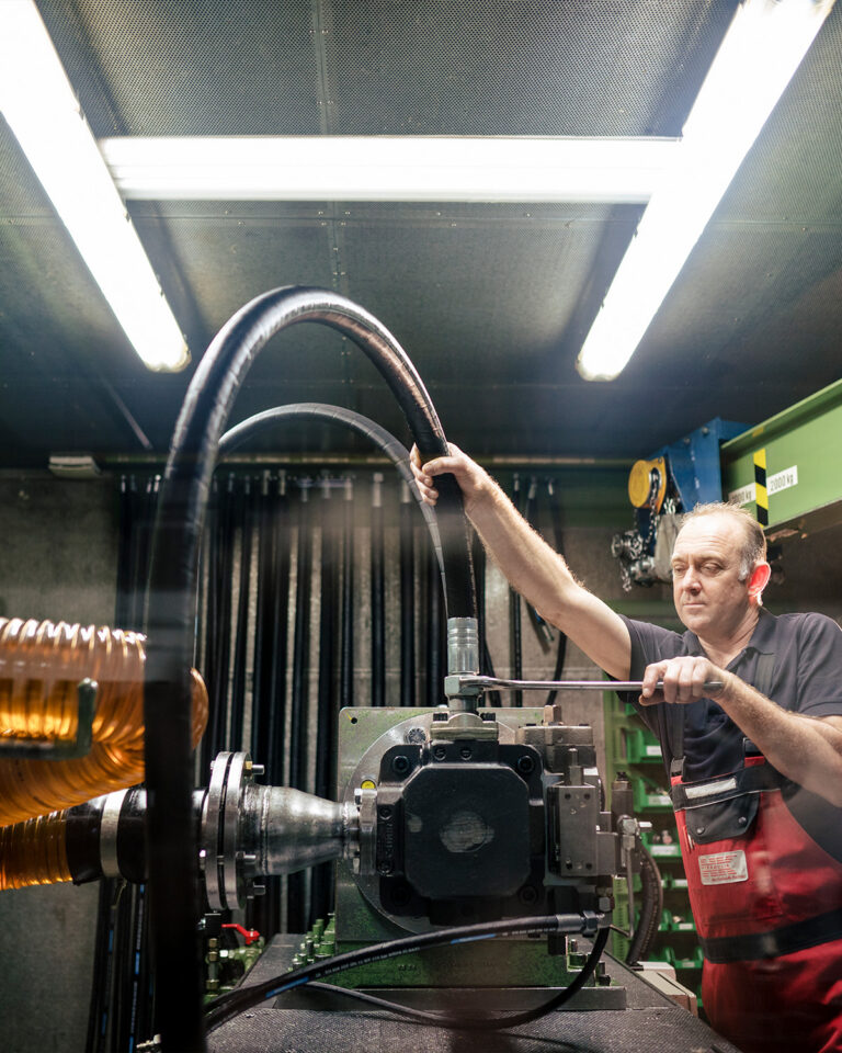 HK Hydraulik Mitarbeiter repariert Linde Hydraulikmotor