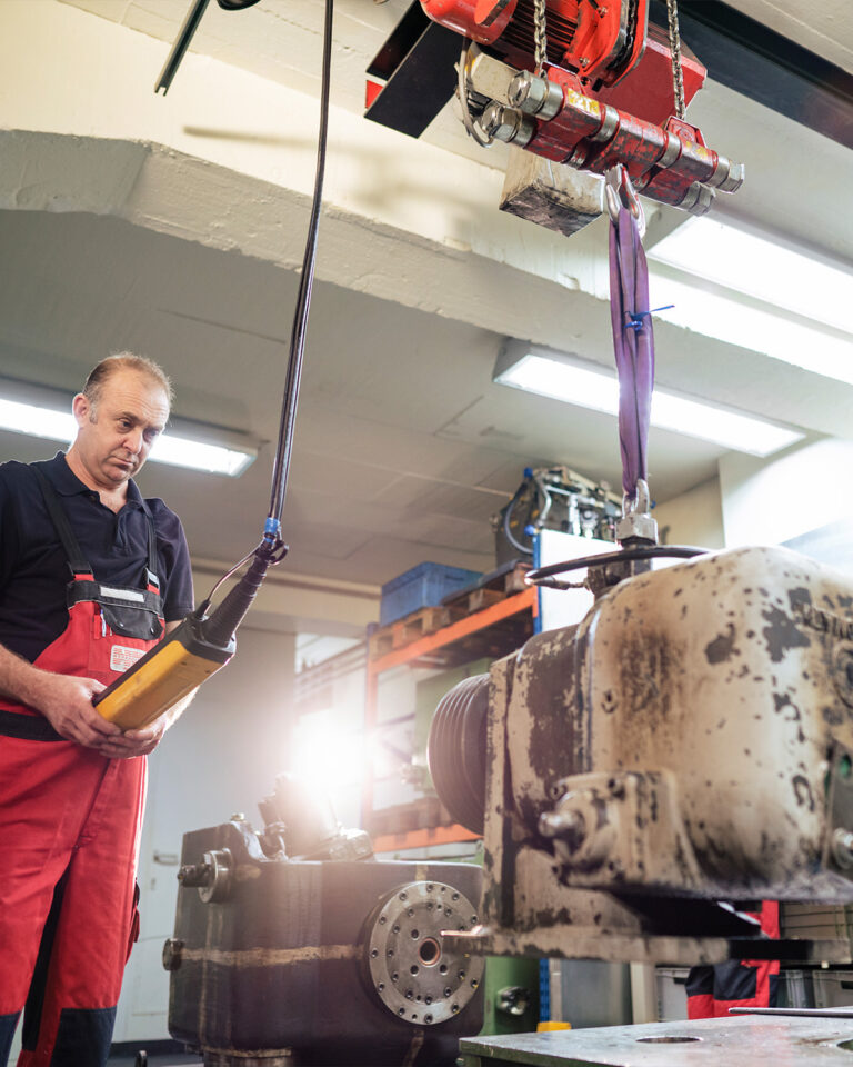 HK Hydraulik Mitarbeiter repariert einen Hydraulikmotor